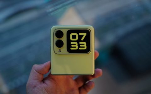 华为Nova Flip怎么快速打开手电筒？