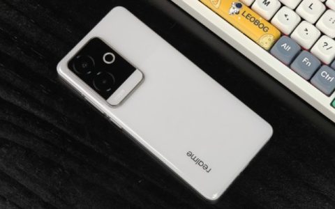 真我Realme GT6桌面上划看点怎么关闭？