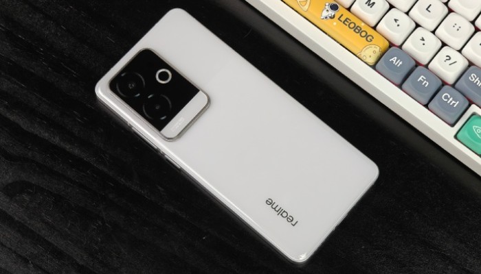 真我Realme GT6桌面上划看点怎么关闭?