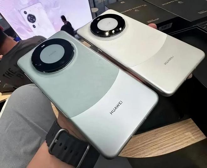 华为Mate70Pro+是不是曲面屏?屏幕是曲面的吗?