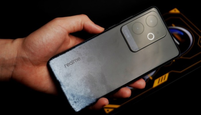 真我Realme GT6如何自动切换暗色模式？
