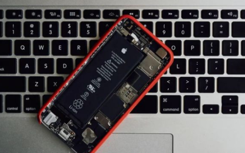iPhone 13自动重启的原因是什么导致的卡顿问题？