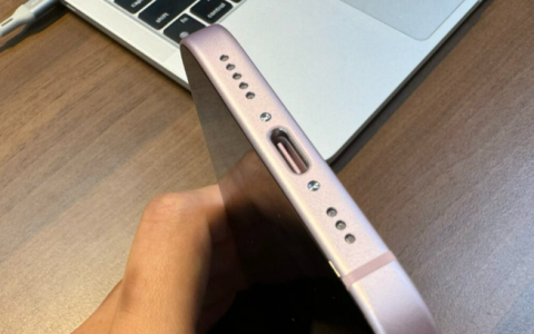 揭秘iPhone 15的隐秘特点: 机身色与USB-C接点相契合，USB-C孔暗藏型号与产地！