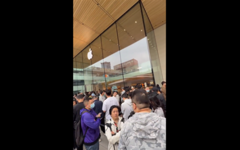 5999元起！iPhone17发售 直击北京苹果店：门口大排长龙 要首批拿到新机