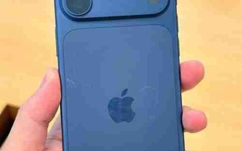 iPhone 17 Pro展示机已有伤痕：不忍视