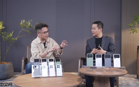 卢伟冰现场开箱小米17 Pro 套上手机壳秒变游戏掌机