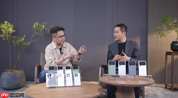 卢伟冰现场开箱小米17 pro 套上手机壳秒变游戏掌机