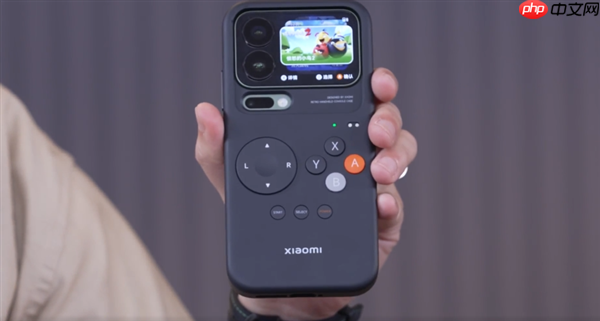 卢伟冰现场开箱小米17 Pro 套上手机壳秒变游戏掌机