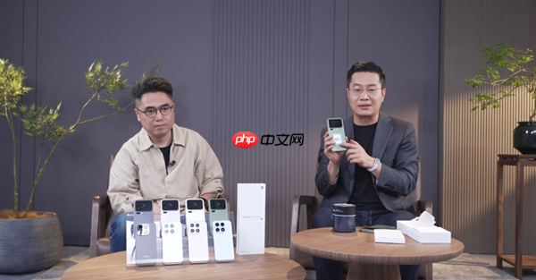 卢伟冰现场开箱小米17 Pro 套上手机壳秒变游戏掌机
