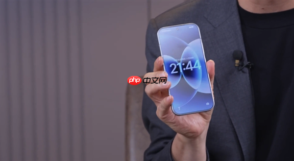 卢伟冰现场开箱小米17 Pro 套上手机壳秒变游戏掌机