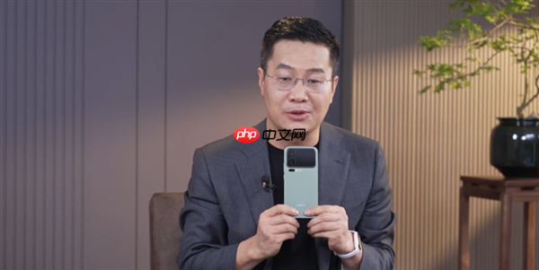 卢伟冰现场开箱小米17 Pro 套上手机壳秒变游戏掌机