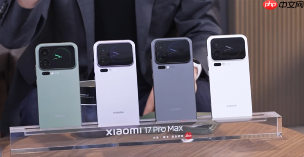卢伟冰现场开箱小米17 Pro 套上手机壳秒变游戏掌机
