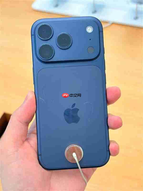 苹果解决iPhone 17 Pro展示机刮花问题：给MagSafe底座套个硅胶壳