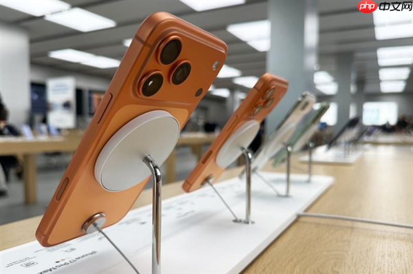 苹果解决iPhone 17 Pro展示机刮花问题：给MagSafe底座套个硅胶壳