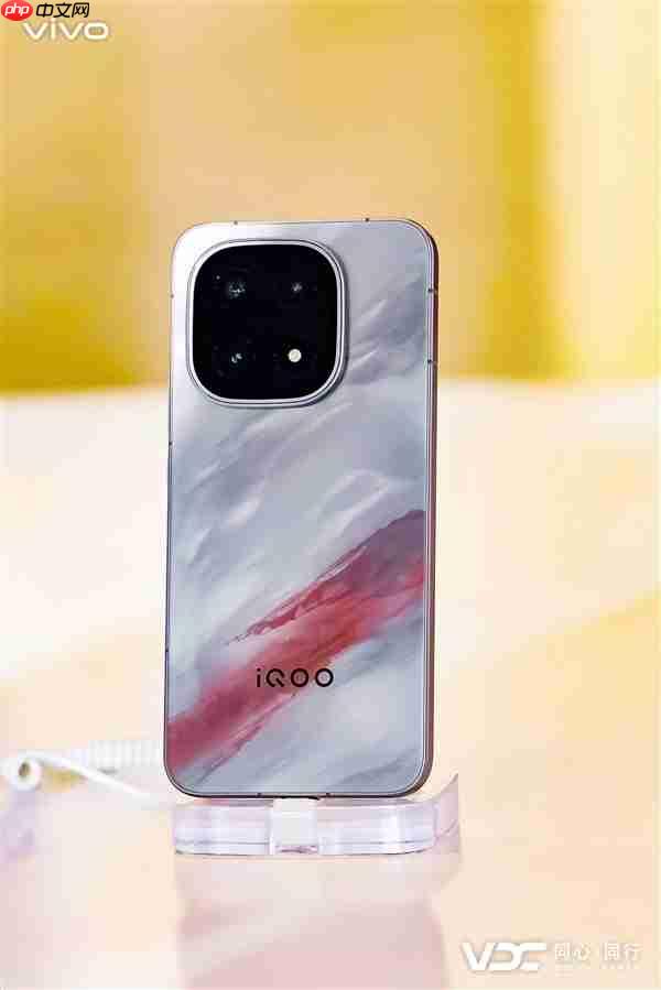 iQOO 15独家标配AR增透消反保护膜 产品经理：成本高 别撕掉它