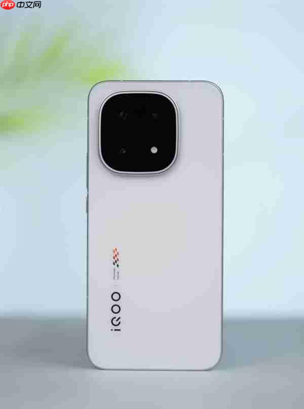 首发2K三星珠峰屏 一眼通透！iQOO 15图赏