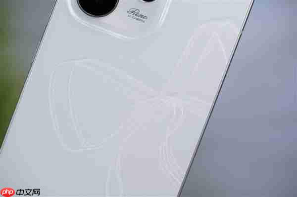 全息光刻美背太吸睛！OPPO Reno 15图赏