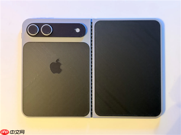 苹果首款折叠屏蓄势待发！iPhone Fold机模出炉