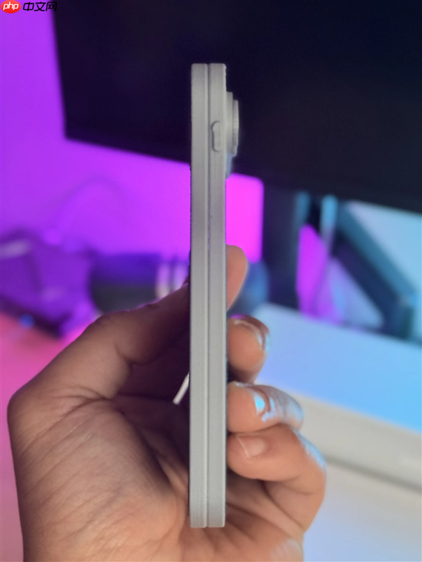 苹果首款折叠屏蓄势待发！iPhone Fold机模出炉
