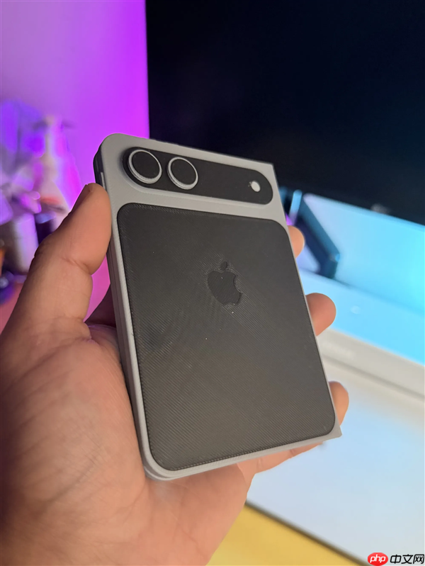 苹果首款折叠屏蓄势待发！iPhone Fold机模出炉
