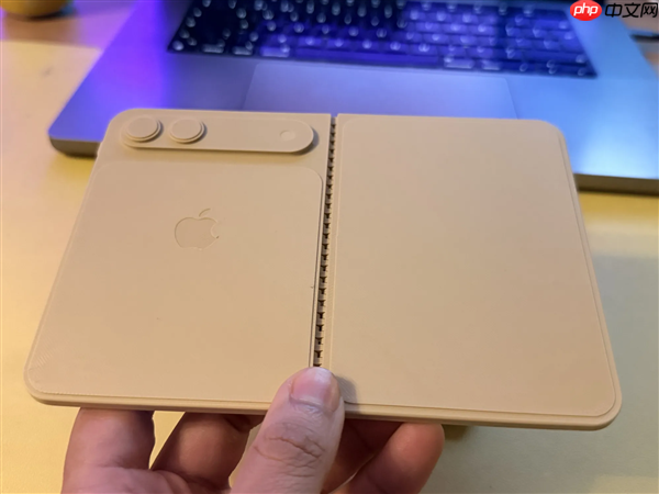 苹果首款折叠屏蓄势待发！iPhone Fold机模出炉