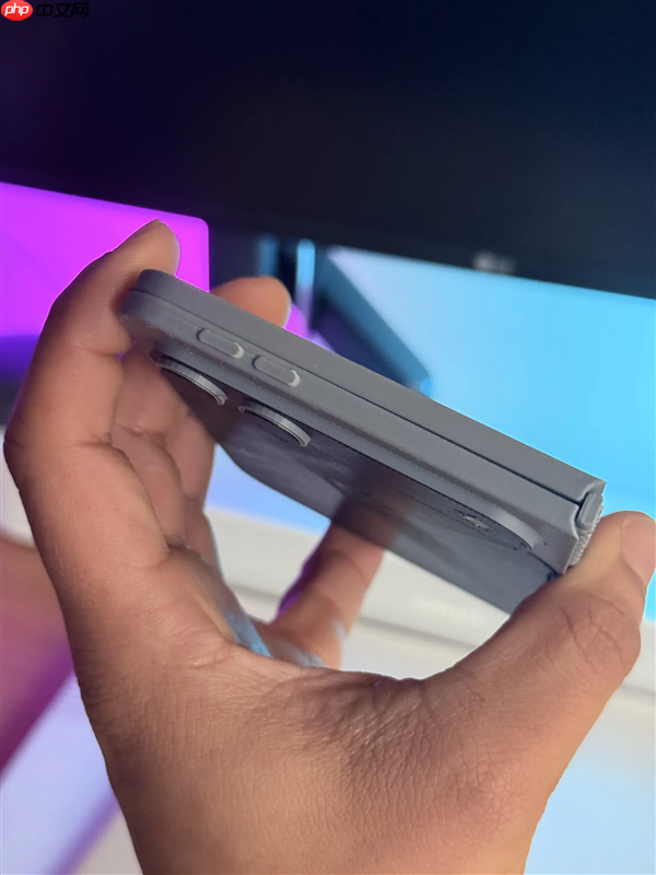 苹果首款折叠屏蓄势待发！iPhone Fold机模出炉