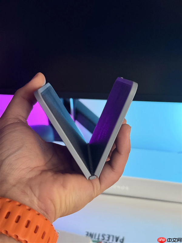 苹果首款折叠屏蓄势待发！iPhone Fold机模出炉