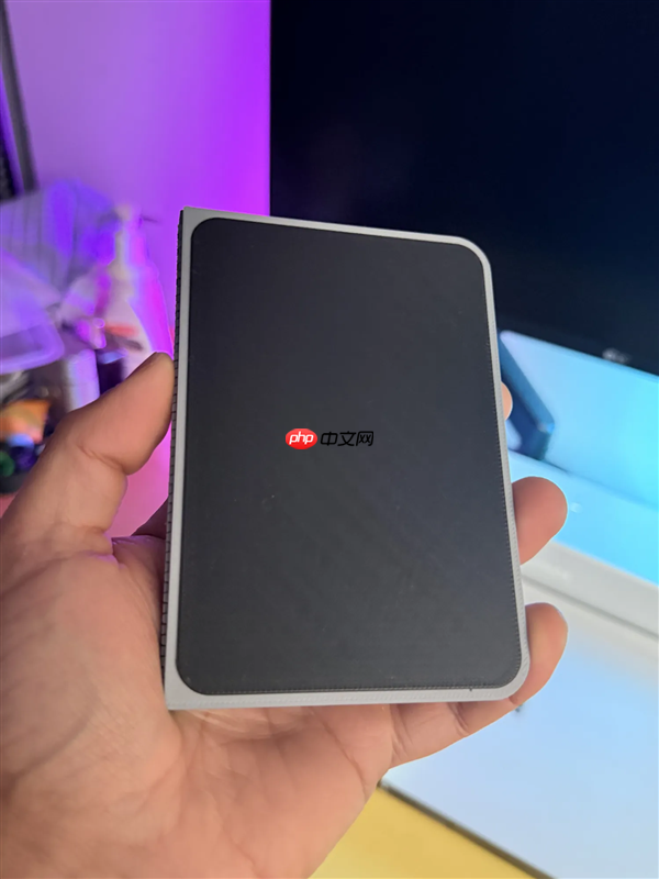 苹果首款折叠屏蓄势待发！iPhone Fold机模出炉