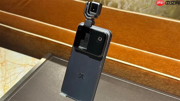 这就是全球首款机器人手机！荣耀ROBOT PHONE惊喜亮相CES