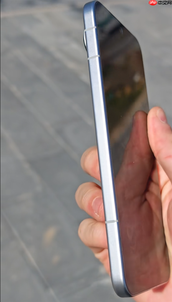 荣耀Magic8 Pro Air真机上手：经典感叹号Deco 比iPhone Air还轻