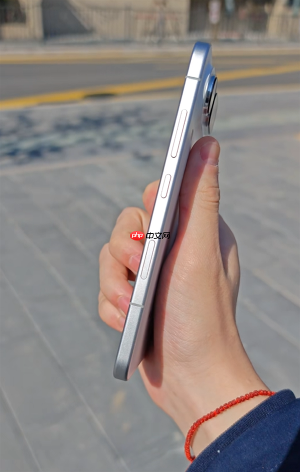 荣耀Magic8 Pro Air真机上手：经典感叹号Deco 比iPhone Air还轻
