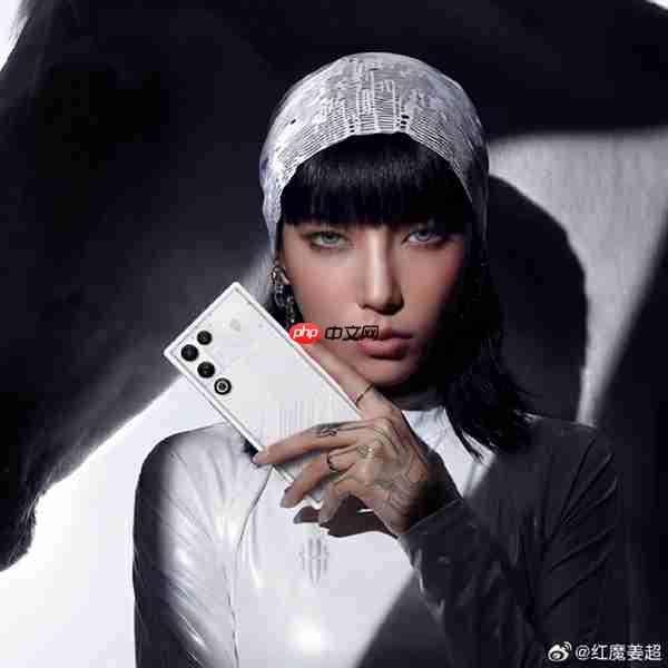 红魔产品经理吐槽手机设计千篇一律：抄完iPhone 17 Pro抄17Air