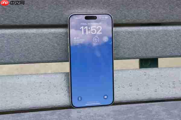 iPhone 18上热搜 果粉看完外观后释然：比左上角挖孔好多了