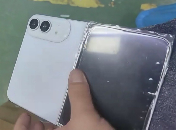 苹果首款折叠屏机模亮相:iPhone Fold/Ultra有望9月登场