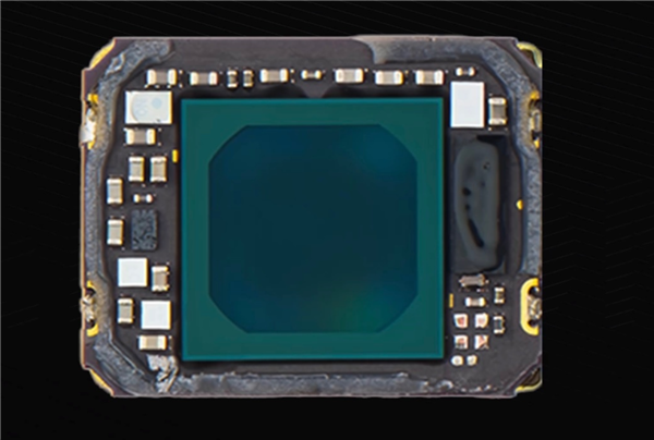 iPhone 17全球首发！荣耀Magic9系列推进方形前摄：竖握也能拍横图