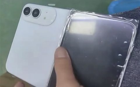 苹果首款折叠屏手机！iPhone Fold/Ultra机模亮相：纯白配色