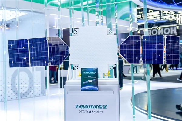 千帆星座卫星终端产品首次亮相：让普通手机可直连卫星通话