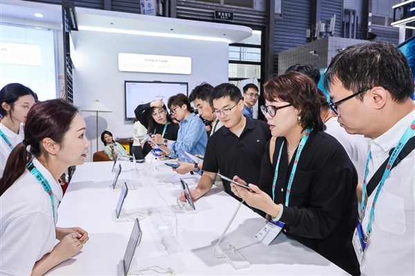 X Fold6搭载天玑 9500  vivo 与联发科正在重写折叠多任务体验