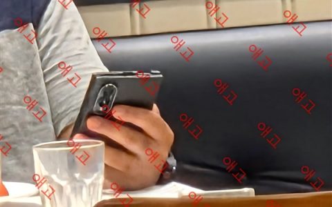 就餐时被拍！安卓第一阔折叠三星Galaxy Z Fold8真机被员工泄密：外观实锤