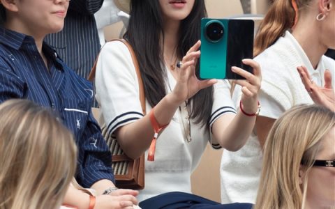 本月发布！女神朱珠率先晒vivo新机X Fold 6引围观 网友感慨人美、手机更美