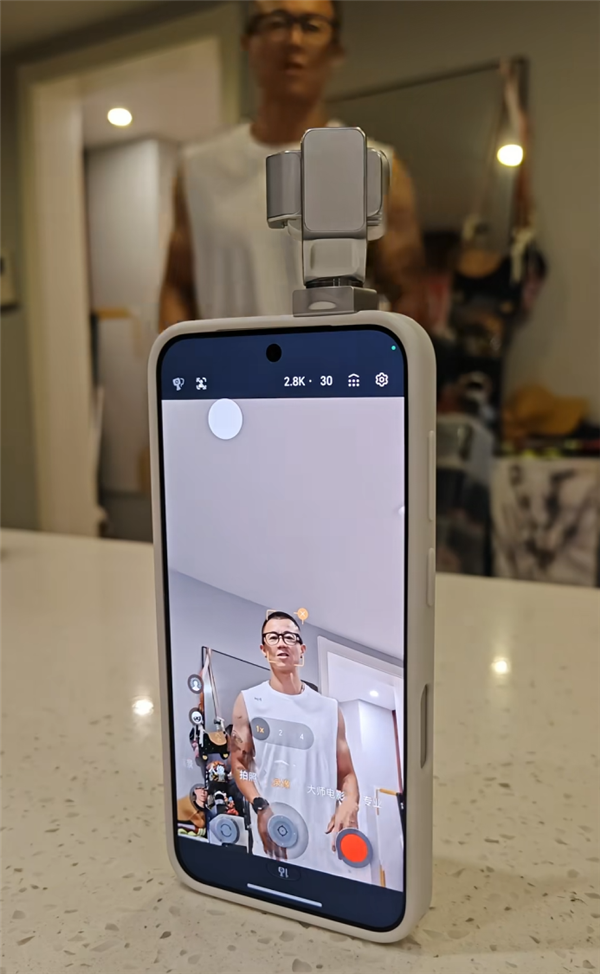 陈震抢先晒荣耀Robot Phone真机:4D云台主摄一键启动!支持360°追踪