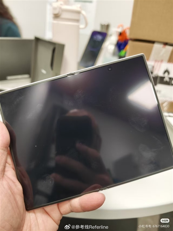 安卓首款阔折叠手机!三星Galaxy Z Fold 8真机上手图出炉 今晚发布