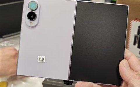 安卓首款阔折叠手机！三星Galaxy Z Fold 8真机上手图出炉 今晚发布