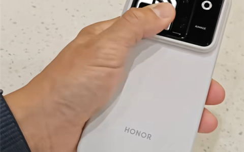 陈震抢先晒荣耀Robot Phone真机：4D云台主摄一键启动！支持360°追踪