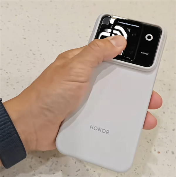 陈震抢先晒荣耀Robot Phone真机:4D云台主摄一键启动!支持360°追踪