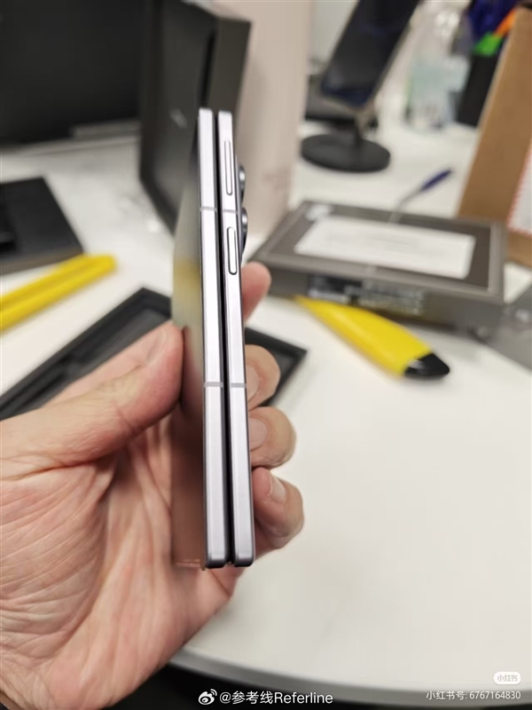 安卓首款阔折叠手机!三星Galaxy Z Fold 8真机上手图出炉 今晚发布
