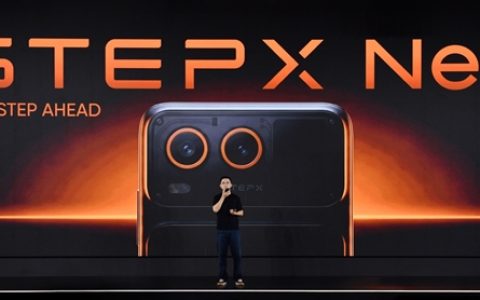 阶跃发布大模型原生AI终端品牌STEPX及Step AOS：首款大模型原生智能体手机同步亮相