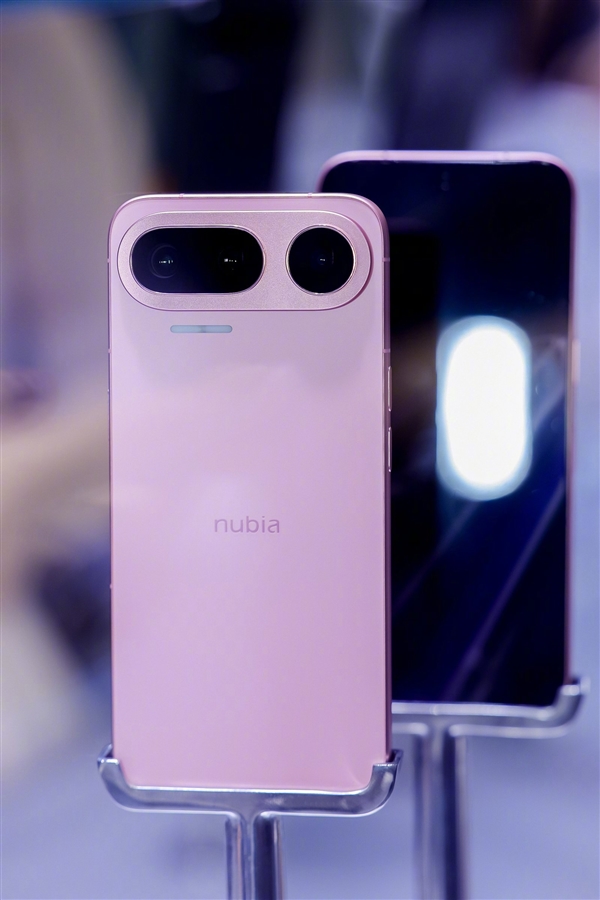 全球首款AI智能体手机!努比亚NaviX Ultra真机亮相WAIC