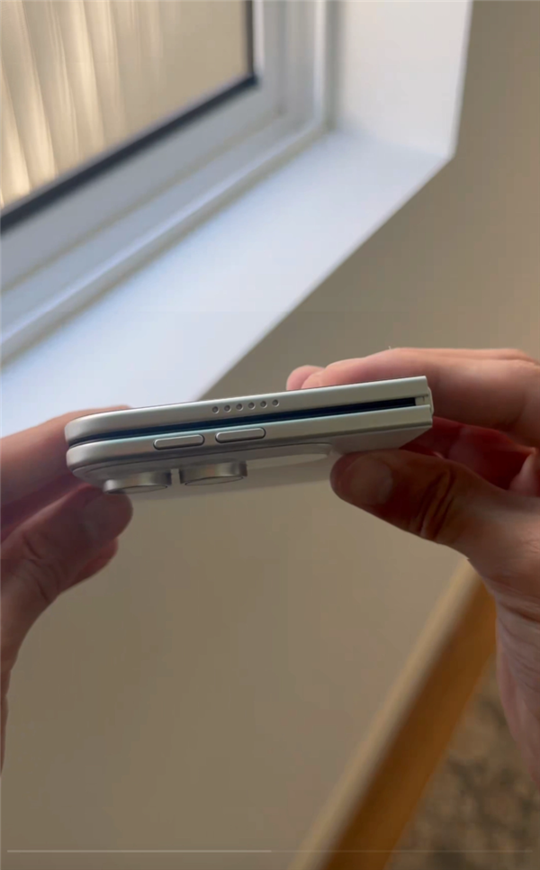 9月发布!苹果首款折叠手机iPhone Ultra白色版机模亮相:折痕明显
