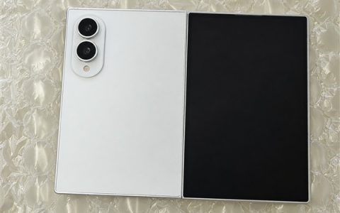 安卓首款阔折叠！三星Galaxy Z Fold8官图出炉：发布会惨遭剧透